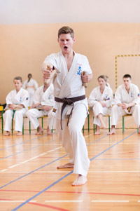 Jakub Cudowski prezentuje kata z tonfą