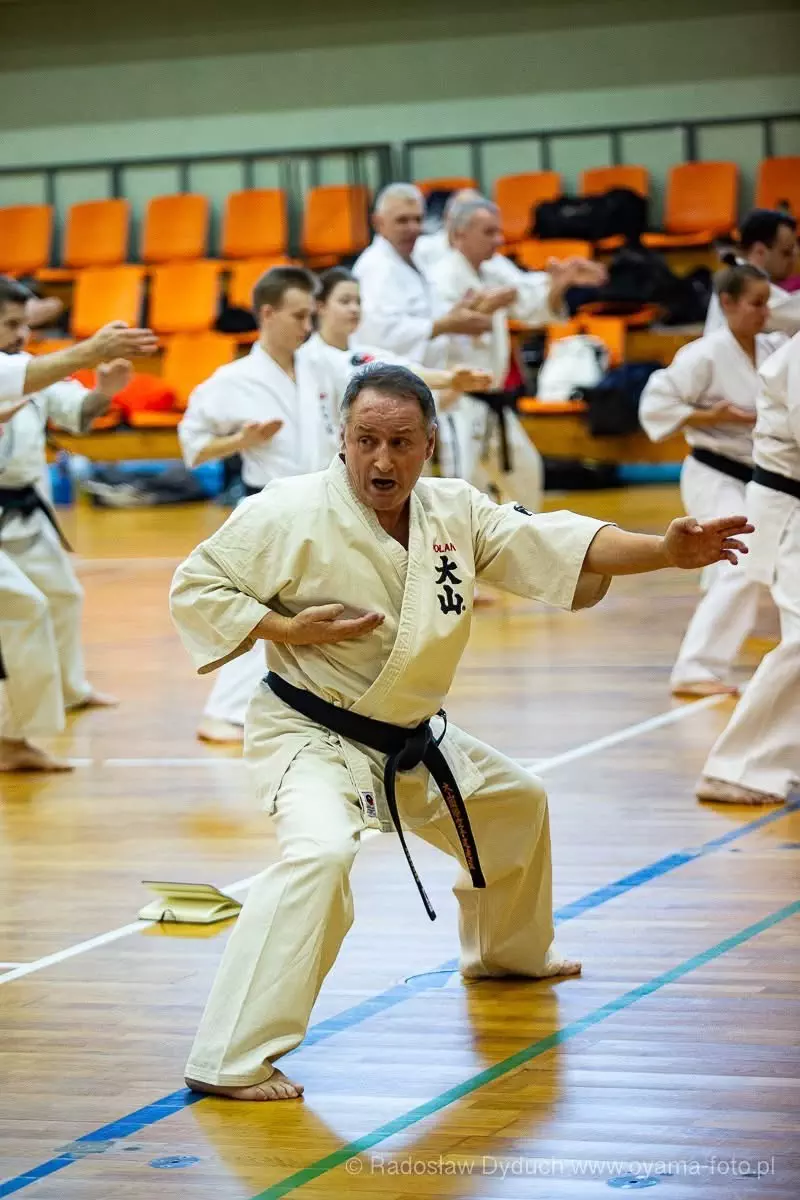 Witold Choiński w karategi z czarnym pasem pokazuje technikę karate