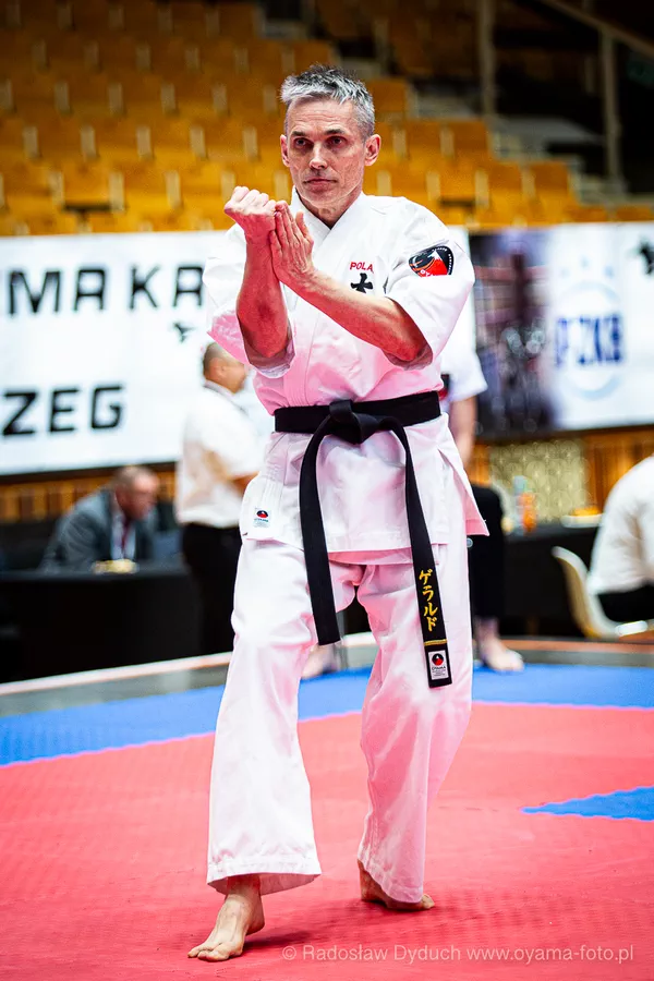 Gerard Mosiej na macie na zwdoach kata